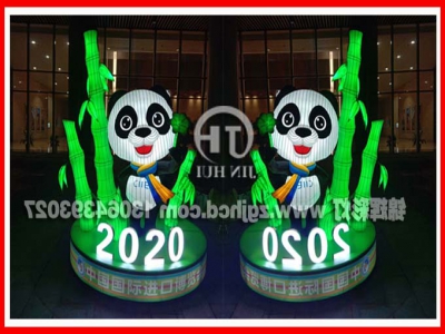自贡彩灯制作点亮上海进博会，吉祥物熊猫彩灯向世界问好
